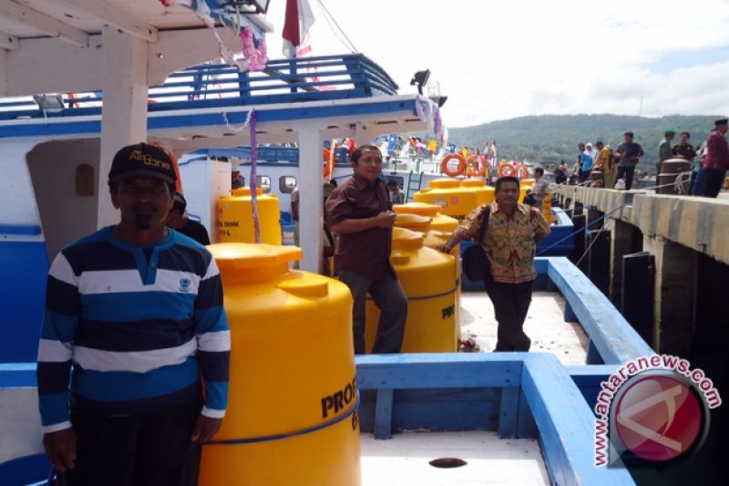 Nelayan Dampelas Dapat Bantuan Tiga Kapal Ikan