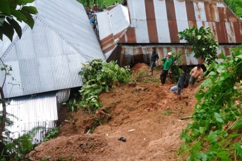 RUMAH TERTIMPA LONGSOR