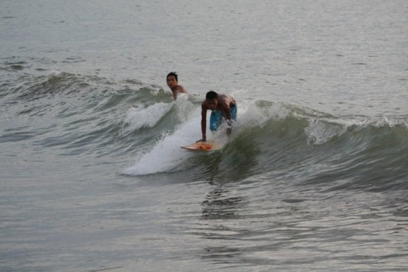 SELANCAR PANTAI PADANG