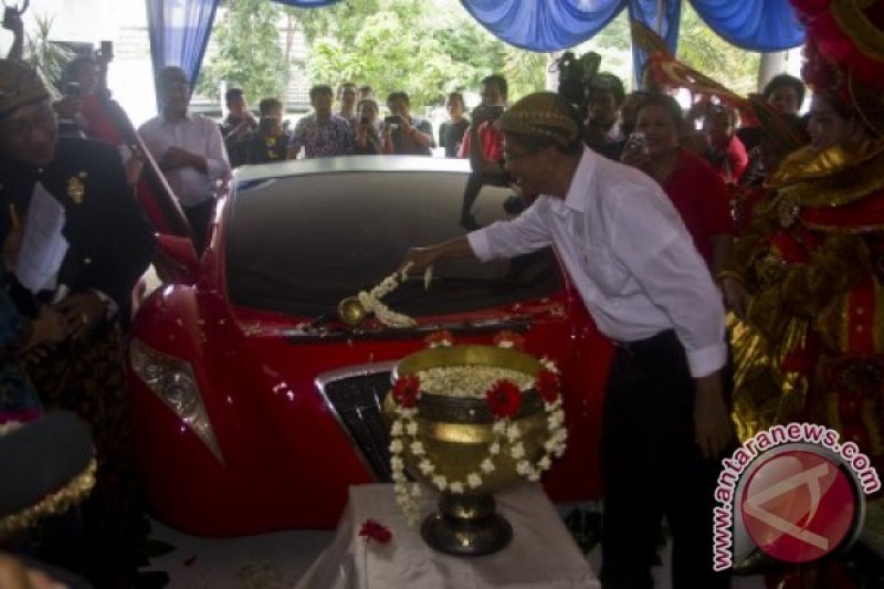 Ki Manteb Sudarsono Mandikan Mobil Listrik