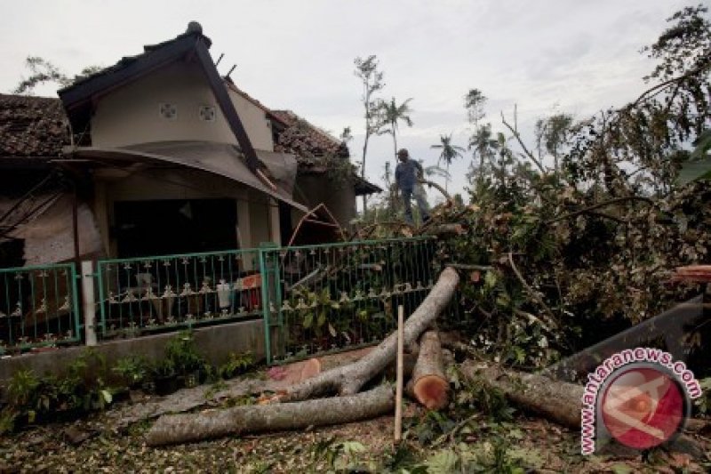 Puluhan Rumah Rusak Diterjang Puting Beliung