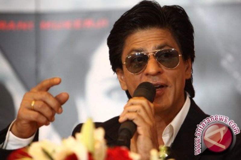 Shahrukh Khan dan Priyanka Chopra raih "Stardust Award"