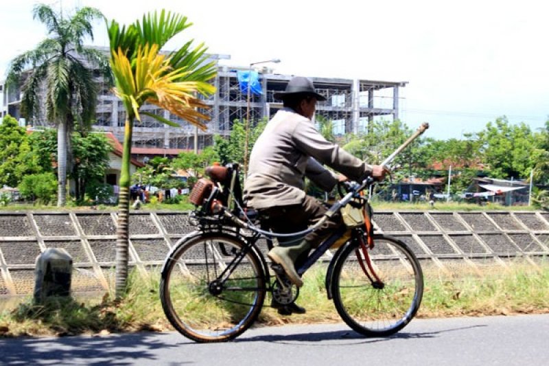 BERSEPEDA DI TERIK KOTA PADANG