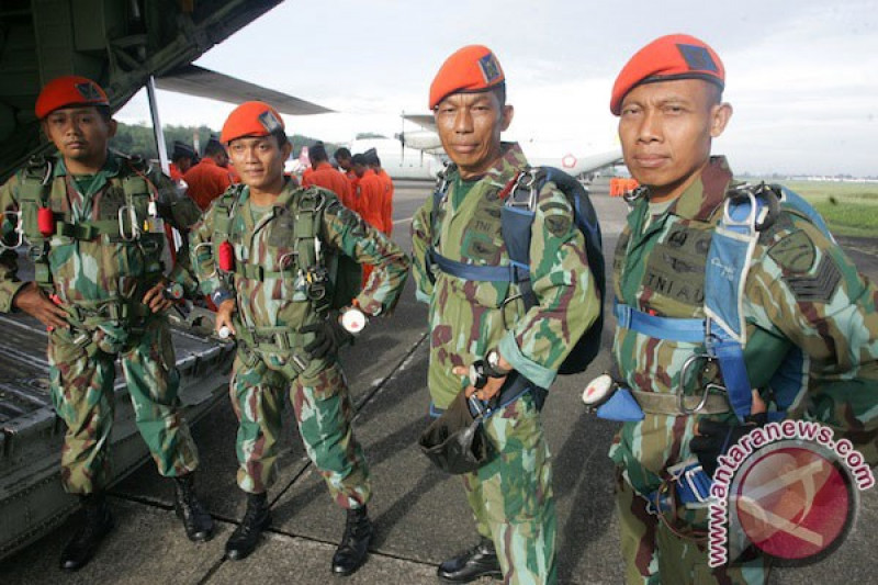 Terjun bebas personel Korps Pasukan Khas TNI AU ANTARA News