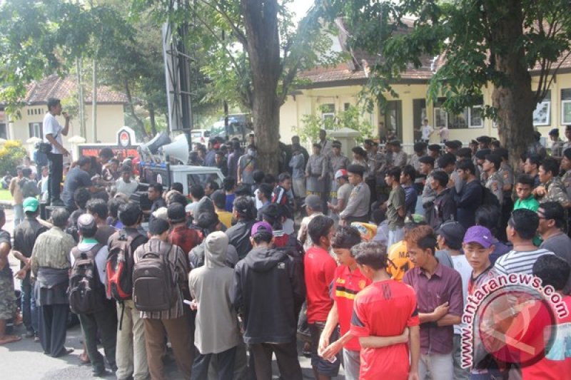 Unjuk rasa Pilkada Lombok Timur