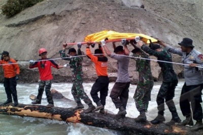 EVAKUASI KORBAN GEMPA