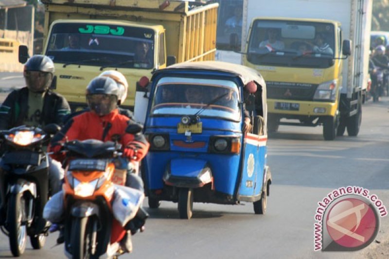 Mudik Menggunakan Bajaj