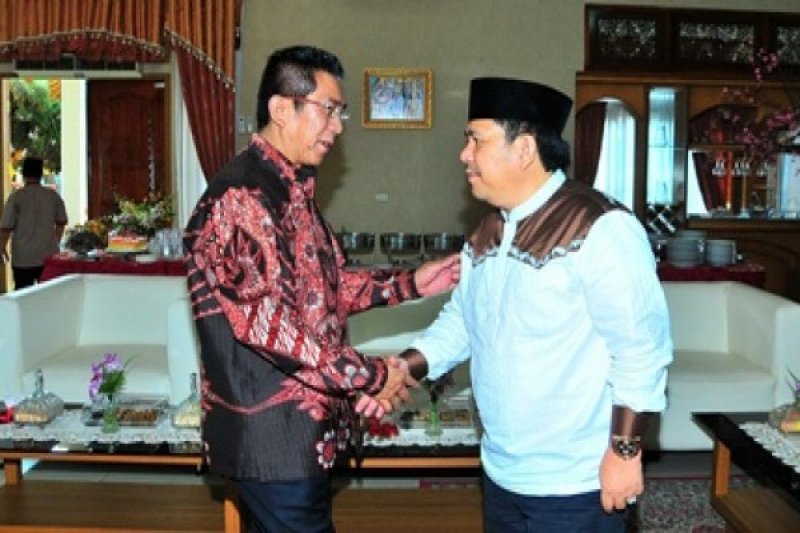 Henry Yosodiningrat dan Bupati