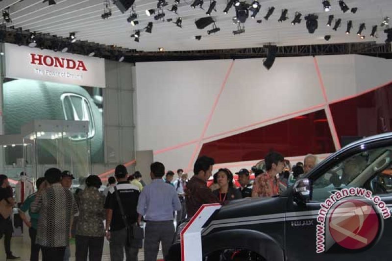 Pameran Indonesia International Motor Show (IIMS) 2013