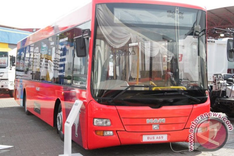 MAN R37 bus 3-axle pertama di Indonesia. 