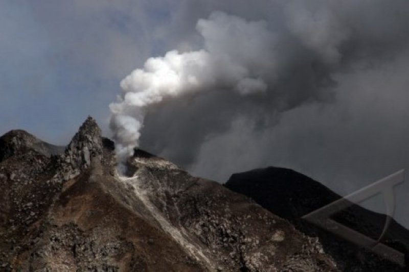 GUNUNG SINABUNG KEMBALI ERUPSI