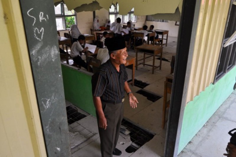 SEKOLAH RUSAK