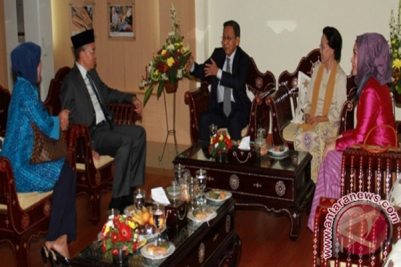 Wapres Boediono berdiskusi dengan Gubernur NTB TGH M Zainul Majdi