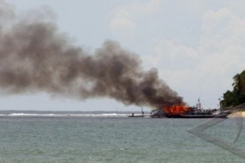 KAPAL NELAYAN TERBAKAR