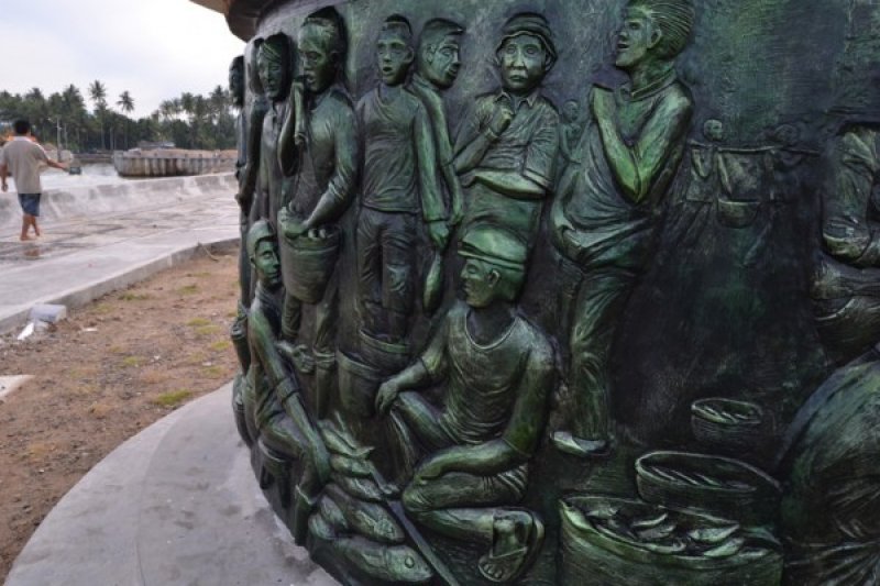 TUGU IKAN PANTAI KATA