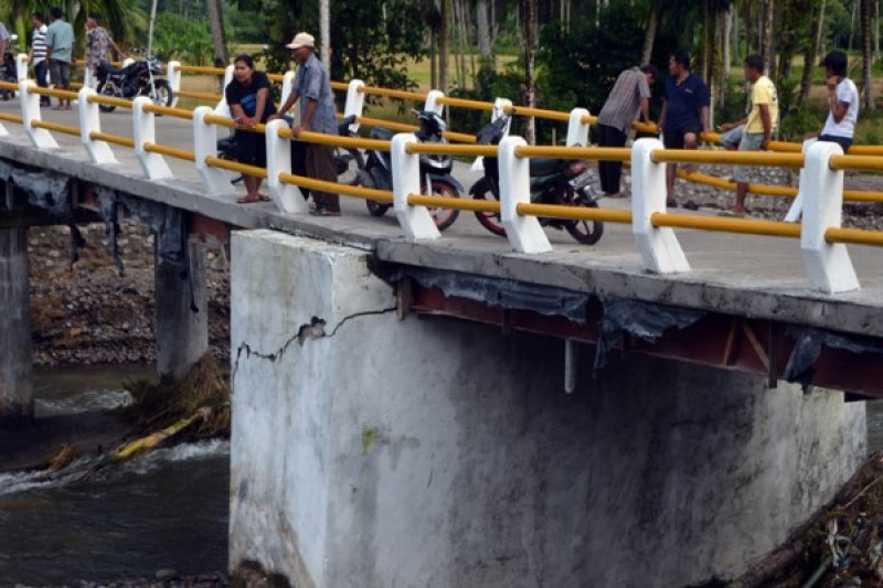 JEMBATAN TERANCAM PATAH