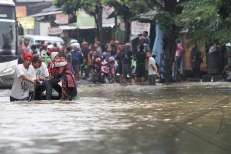 Jalur Demak-Kudus Ditutup Akibat Banjir - ANTARA Sumbar