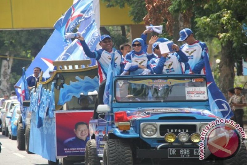 Konvoi kendaraan Partai Demokat NTB jelang kampanye Pemilu 2014