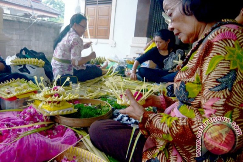 Pembuatan Sesaji Melasti