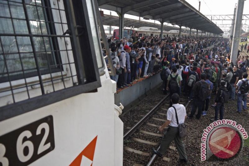 Penumpang KRL Demo