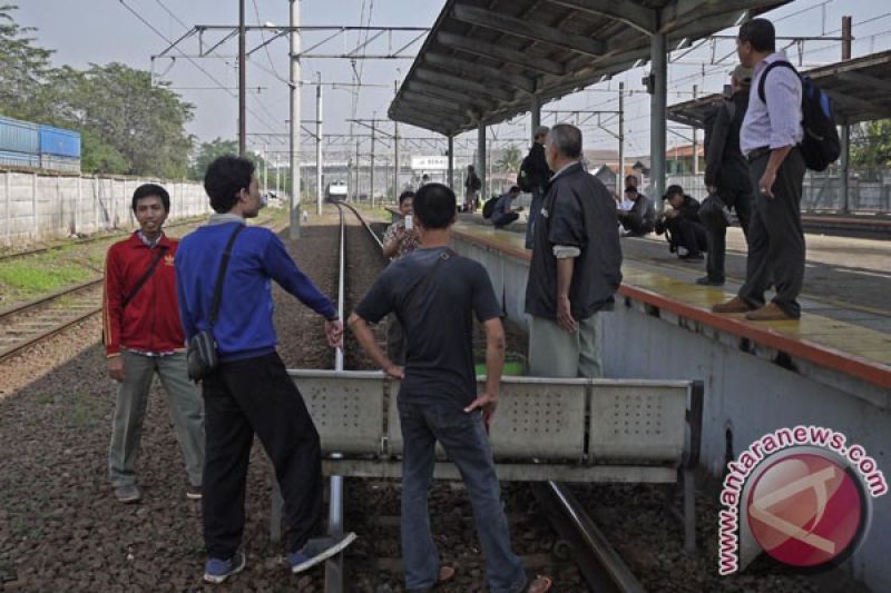 Penumpang KRL Demo