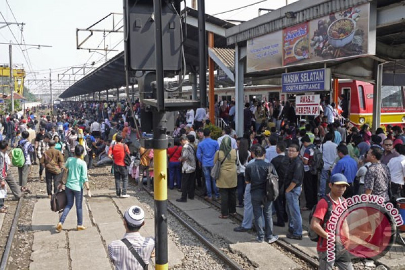 Penumpang KRL Demo