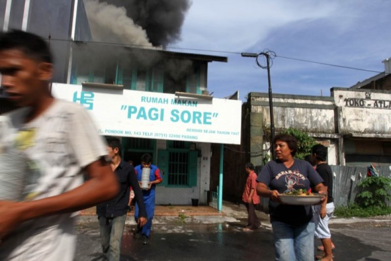 RUMAH MAKAN TERBAKAR