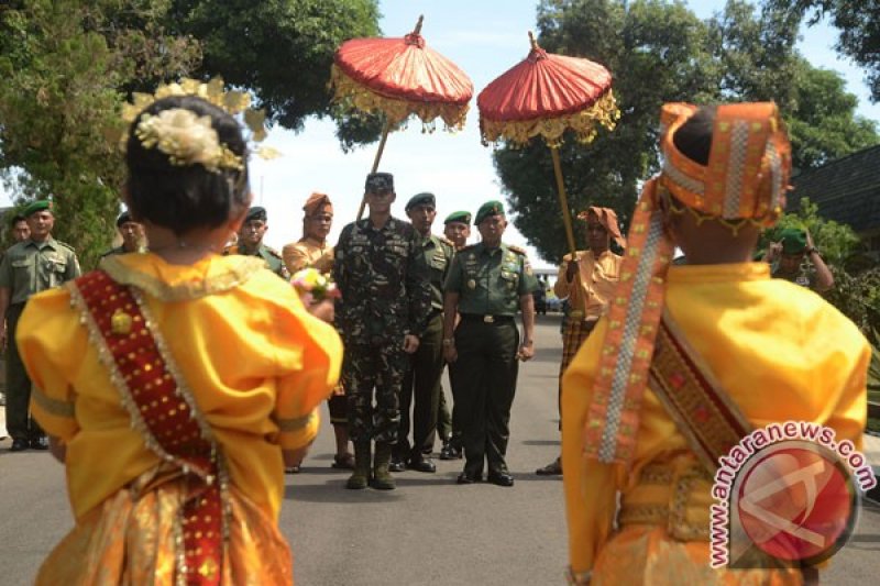 KUNJUNGAN PANGLIMA DIVISI 5 PHILIPINA