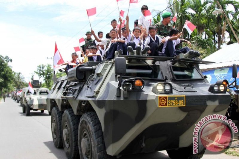 Defile Kendaraan Militer Di Aceh