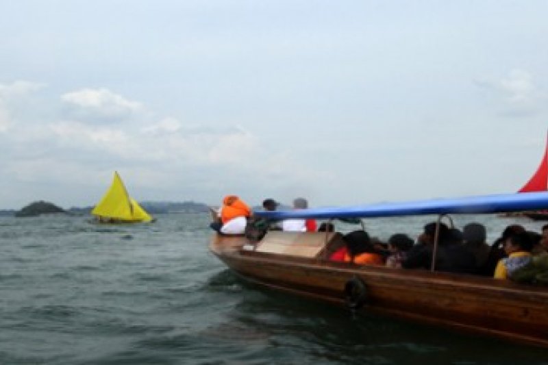 Lomba Perahu Kolek/Joko Sulistyo