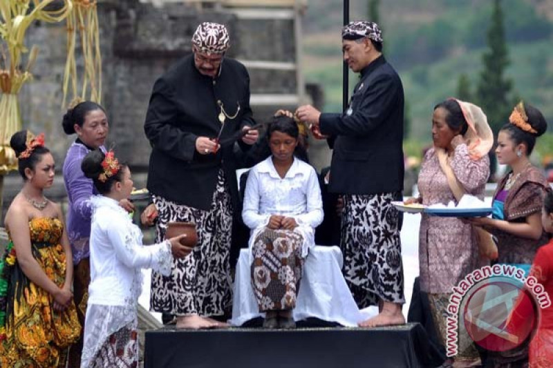 Ritual Potong Rambut Gimbal Tutup Festival Budaya Dieng Antara News 