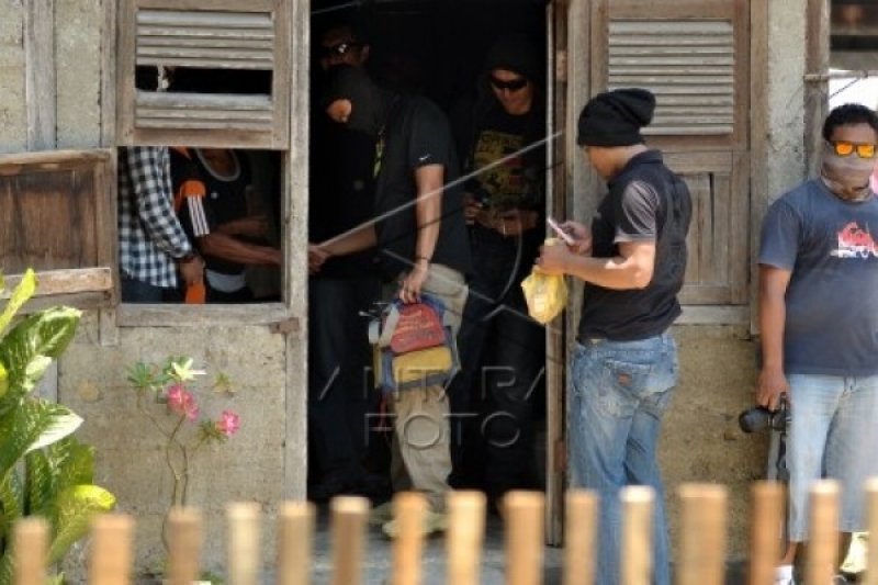 GELEDAH RUMAH TERDUGA TERORIS