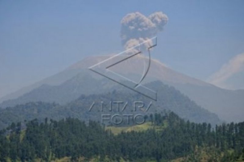 GUNUNG SLAMET MELETUS