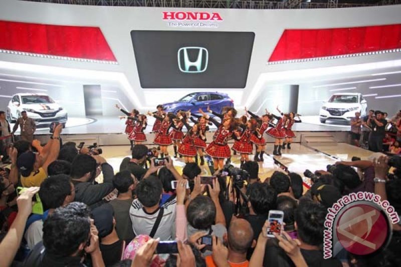 Atraksi JKT48 di Booth Honda