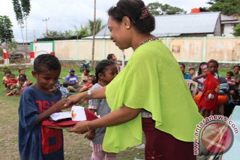 Penyerahan bantuan pakaian seragam sekolah