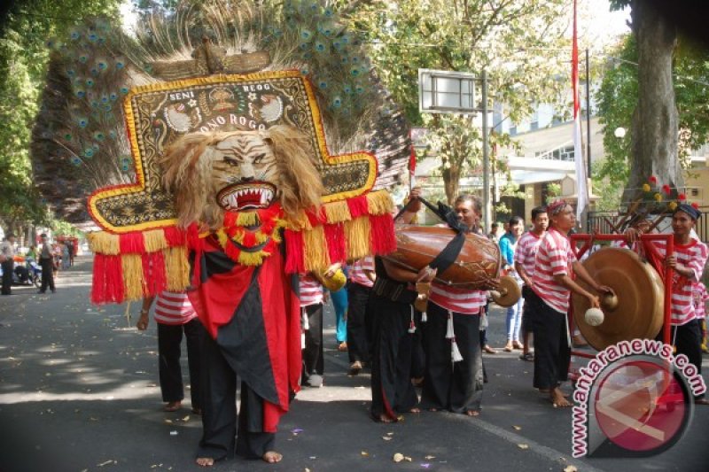 Pementasan Reog di depan Taman Sangkareang