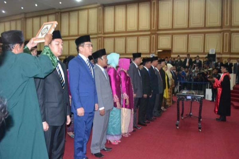 45 Anggota DPRD Sultra Resmi Dilantik - ANTARA News Sulawesi Tenggara ...