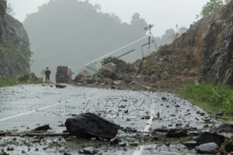 LONGSOR TUTUP JALAN