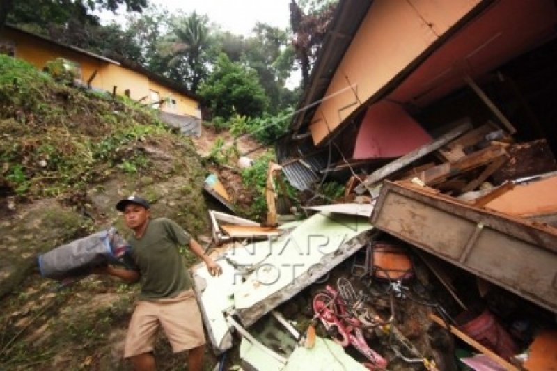 LONGSOR TIMPA RUMAH