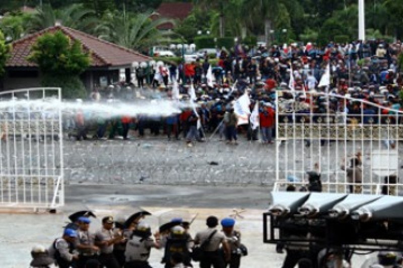 Bubarkan Paksa Demo Buruh/Joko Sulistyo