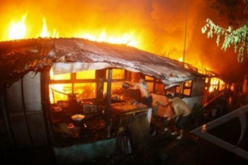 Dinsos Agam Bantu Korban Kebakaran di Lubuk Basung