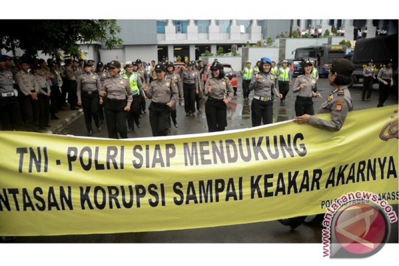 POLWAN SAMBUT DEMONSTRAN