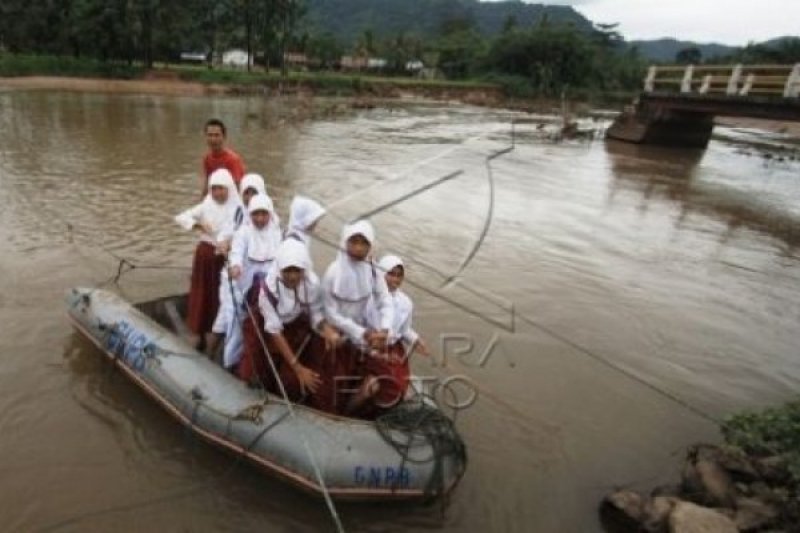 PERAHU KE SEKOLAH