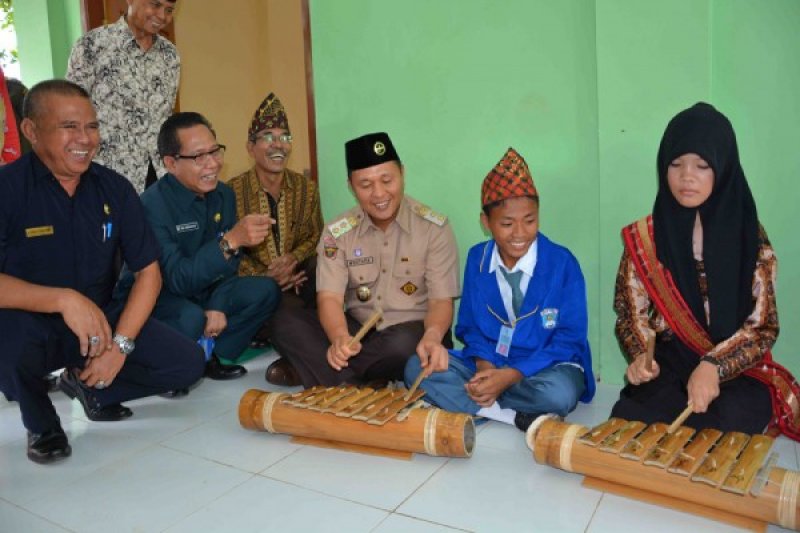 BERMAIN ANGKLUNG