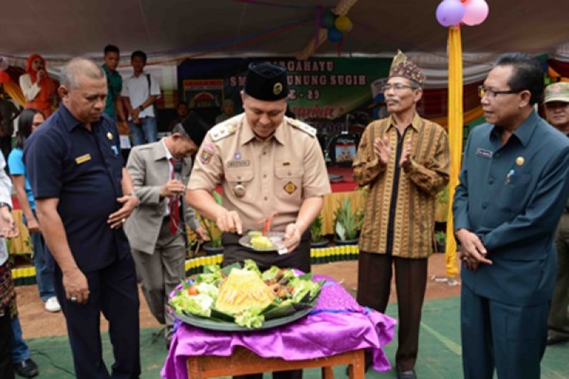 POTONG TUMPENG