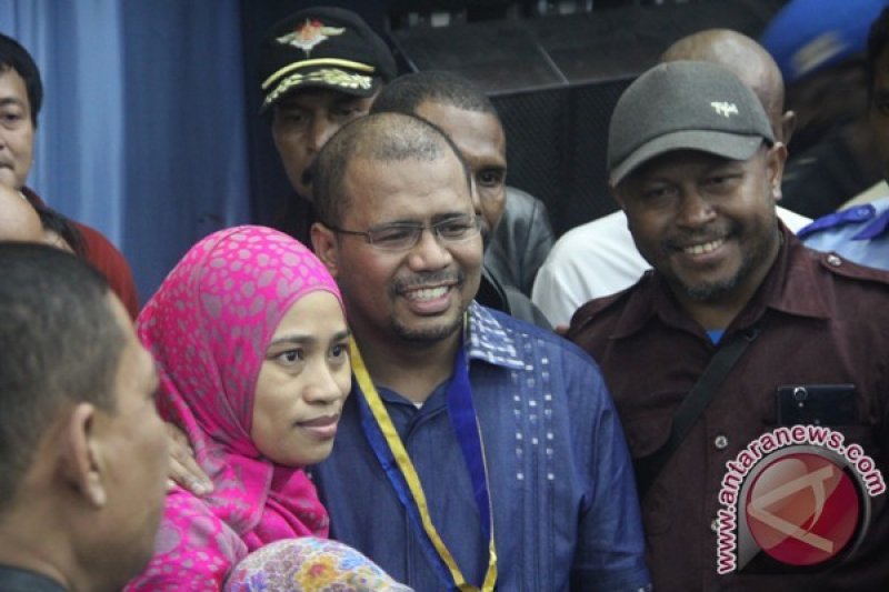 Ketum DPP KNPI terpilih Rifai Darus berpose bersama istri