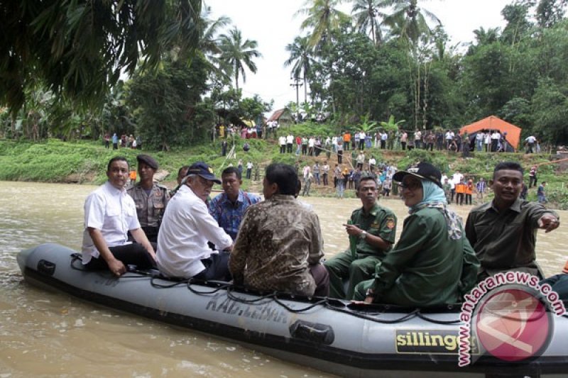 Tinjau Jembatan Runtuh