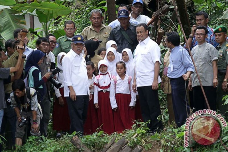 Tinjau Jembatan Runtuh