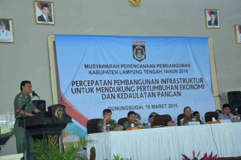 MEMBERIKAN SAMBUTAN