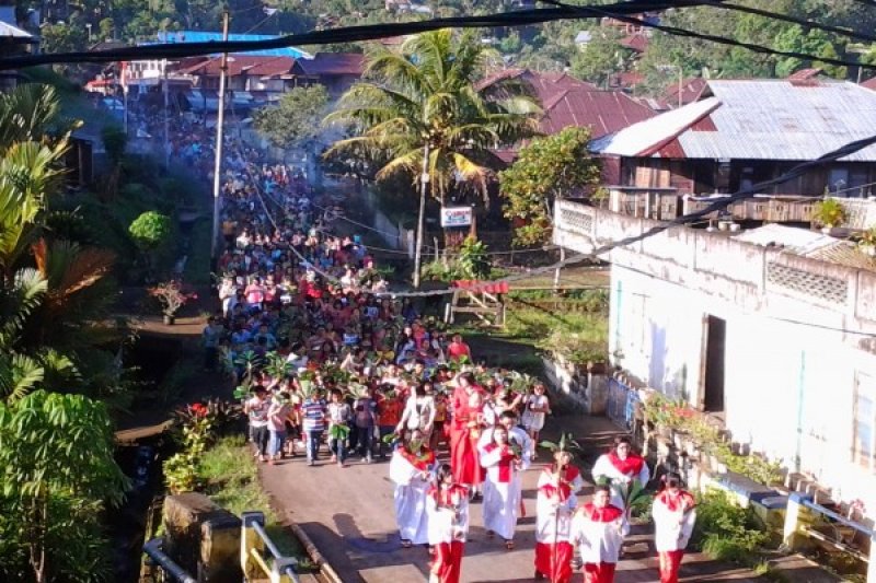 Prosesi Minggu Palma Umat Katolik Rumengkor